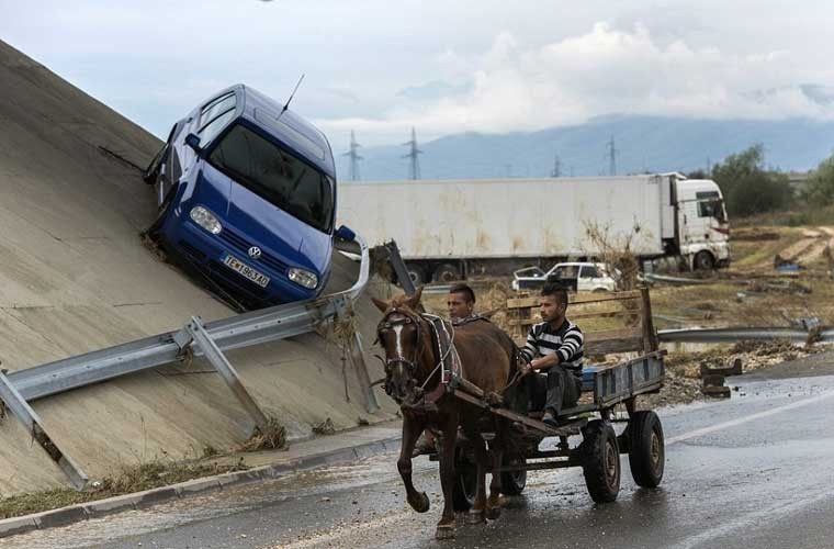 Trước đó, vào đêm ngày mùng 6 rạng sáng ngày 7/8, các cơn gió với vận tốc hơn 70 km/h , gây nên lụt lội và những dòng thác bùn tràn qua nhà dân ở thủ đô Skopje.